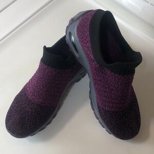 Women’s Slip-On Knit Leisure Sneakers in Purple and Black, Size 9.5 (US)